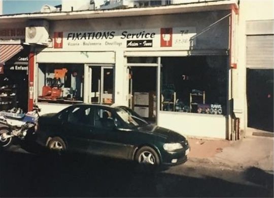 Devanture du premier magasin Fixations Services, à Saint-Pierre