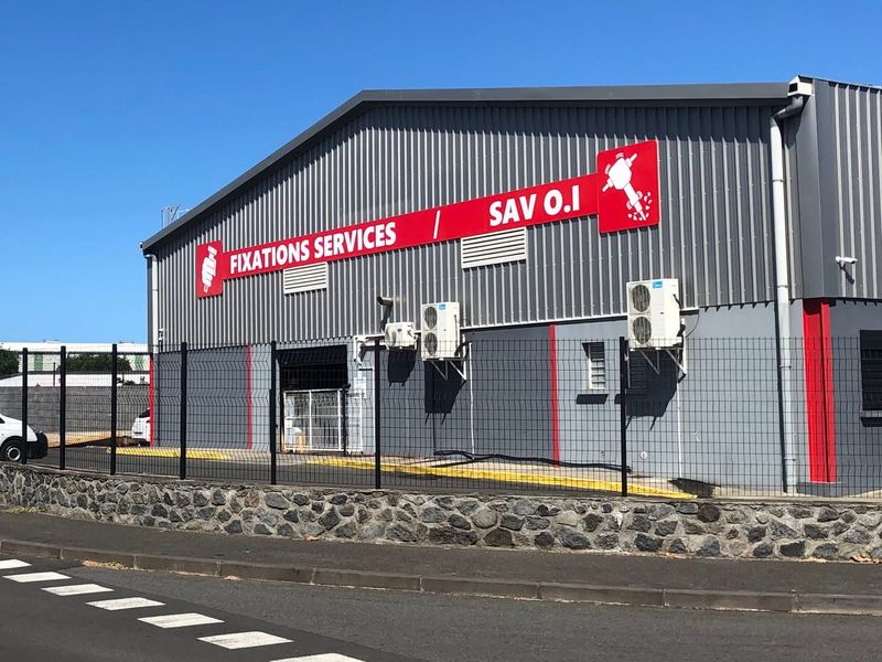 Le magasin Fixations Services et SAVOI au 38 avenue de la Croix du Sud, à Saint-Pierre